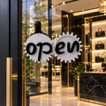 لافتة OPEN الدوّارة